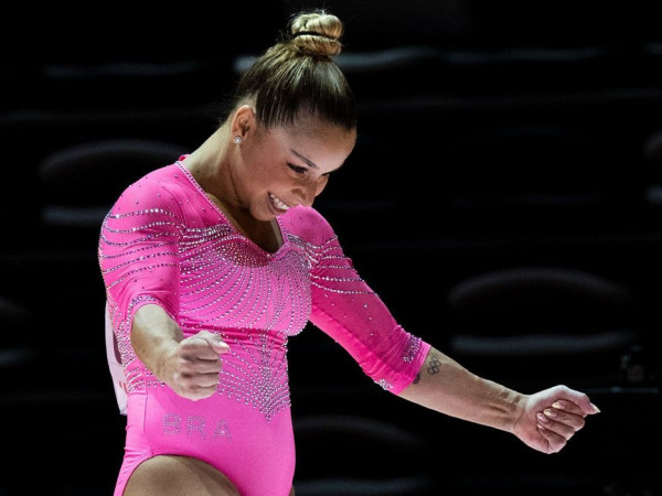 Fl&aacute;via Saraiva &eacute; ouro nas assim&eacute;tricas da Copa do Mundo&nbsp;de gin&aacute;stica