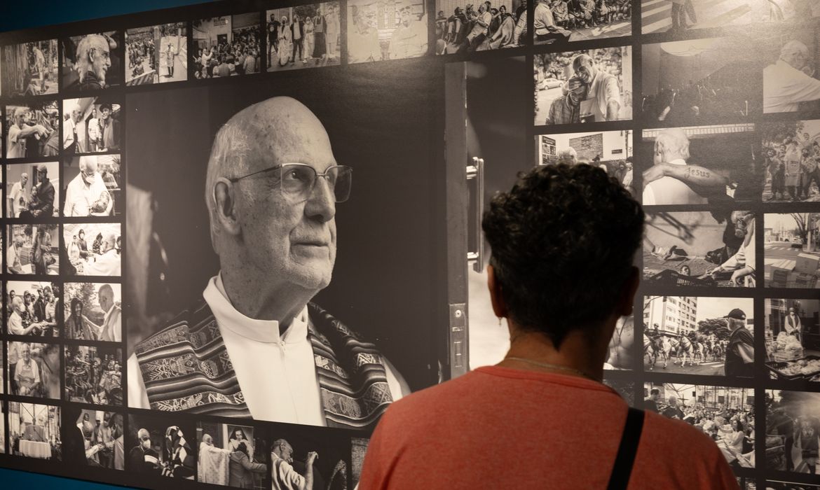 Exposição em SP homenageia padre Júlio e pessoas em situação de rua