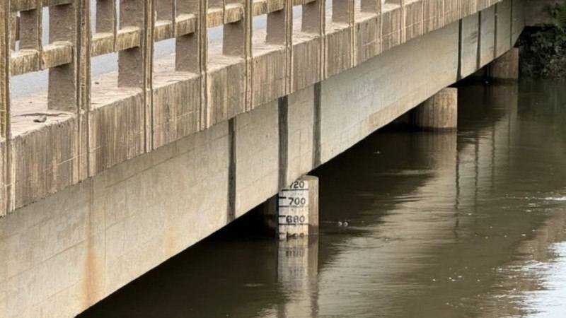 Rio Canoinhas sai da cota de alerta, mas 17 pessoas seguem abrigadas