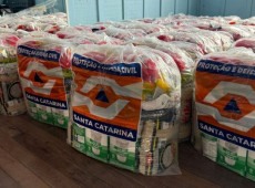 Fam&iacute;lias atingidas pela enchente em Canoinhas est&atilde;o recebendo itens de ajuda humanit&aacute;ria encaminhados pela Defesa Civil de Santa Catarina.