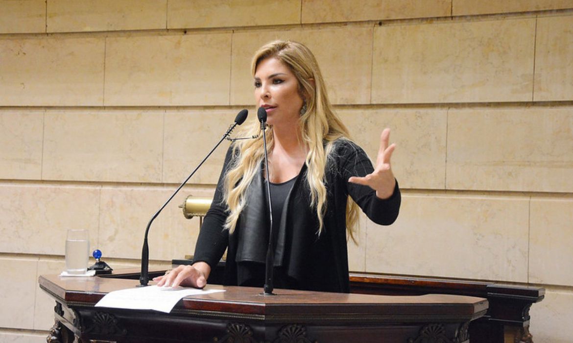 Polícia prende ex-vereadora Veronica Costa, condenada por tortura 