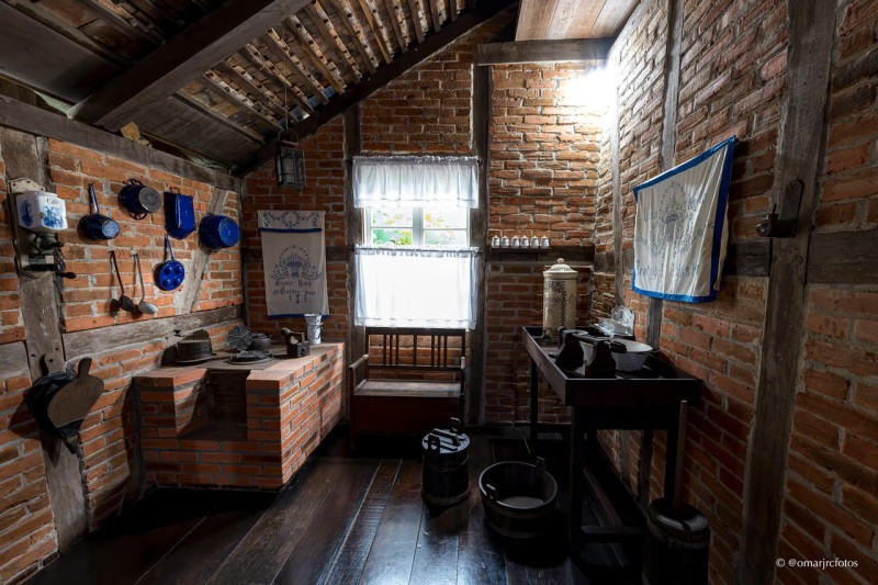 Esta &eacute; a cozinha da casa da foto anterior, localizada nos fundos do Museu Nacional de Imigra&ccedil;&atilde;o e Coloniza&ccedil;&atilde;o, em Joinville. A casa foi constru&iacute;da originalmente em 1905, no bairro Atiradores, pr&oacute;ximo ao Batalh&atilde;o do Ex&eacute;rcito  de Joinville. Para chegar ao Museu MNIC, no centro da cidade, ela foi desmontada e remontada no local onde hoje se encontra. Visite e sinta-se como se estivesse h&aacute; mais de 100 anos.