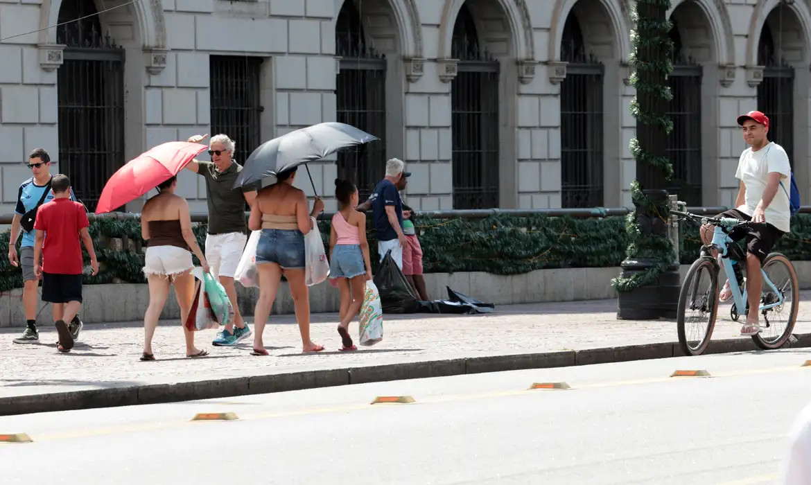 Inmet emite alerta de grande perigo por onda de calor no fim de semana
