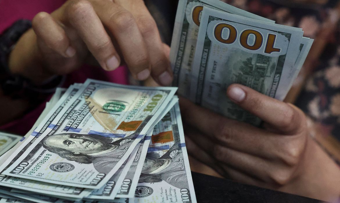 Dólar sobe para R$ 5,22 e atinge maior nível desde março