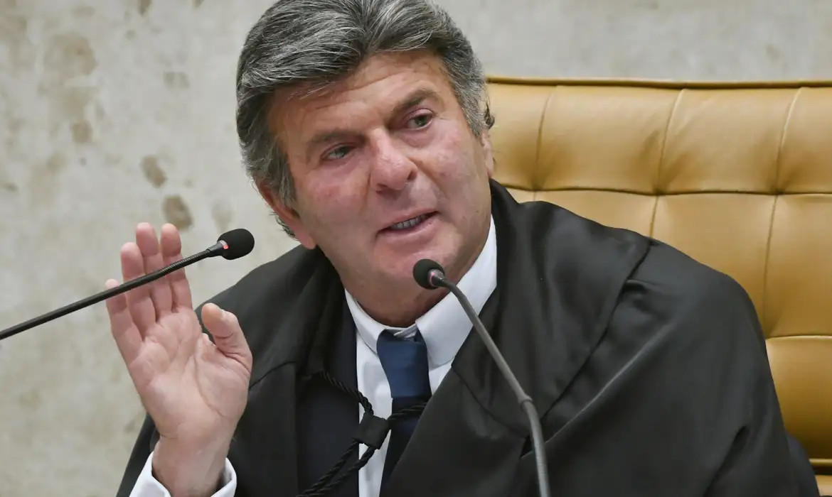 Fux suspende decisão de Dino que restabelecia posts de Nossa Senhora
