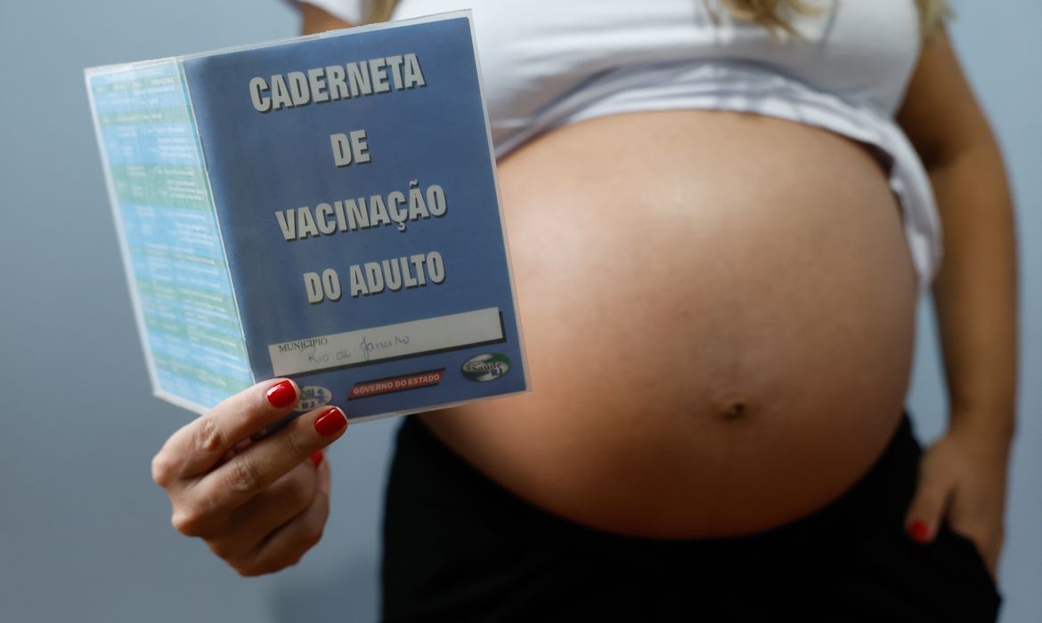 Resistência às vacinas contra gripe e covid coloca gestantes em risco