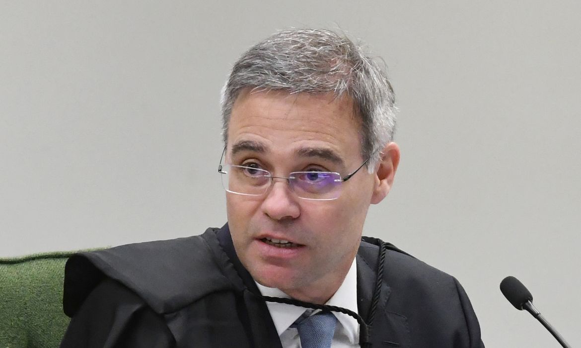 Mendonça vota para manter decisão de retirar posts de Nossa Senhora 