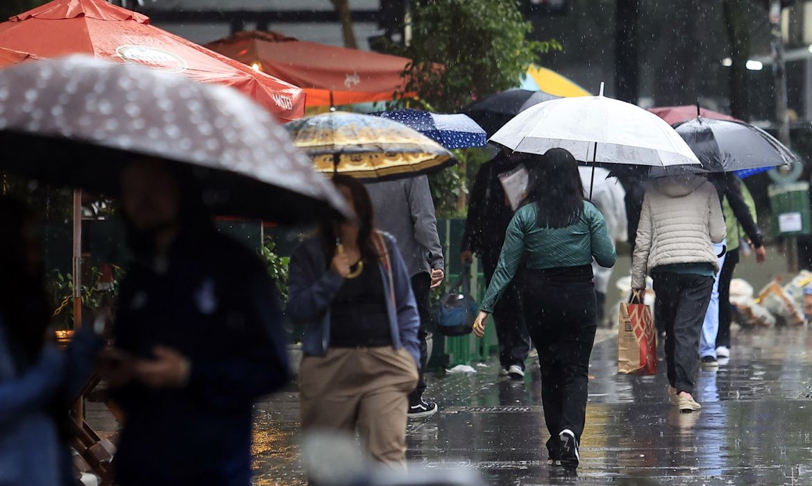 Centro-Oeste e Sudeste do país têm chuva com rajadas de vento