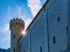 Tornou-se um s&iacute;mbolo dos contos de fadas, inspirando Walt Disney para o Castelo da Cinderela