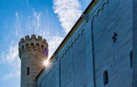 Tornou-se um s&iacute;mbolo dos contos de fadas, inspirando Walt Disney para o Castelo da Cinderela
