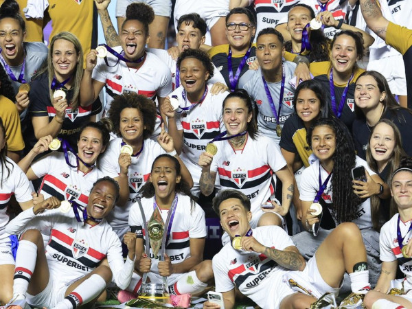 S&atilde;o Paulo segura Corinthians e &eacute; campe&atilde;o brasileiro pela 1&ordf; vez