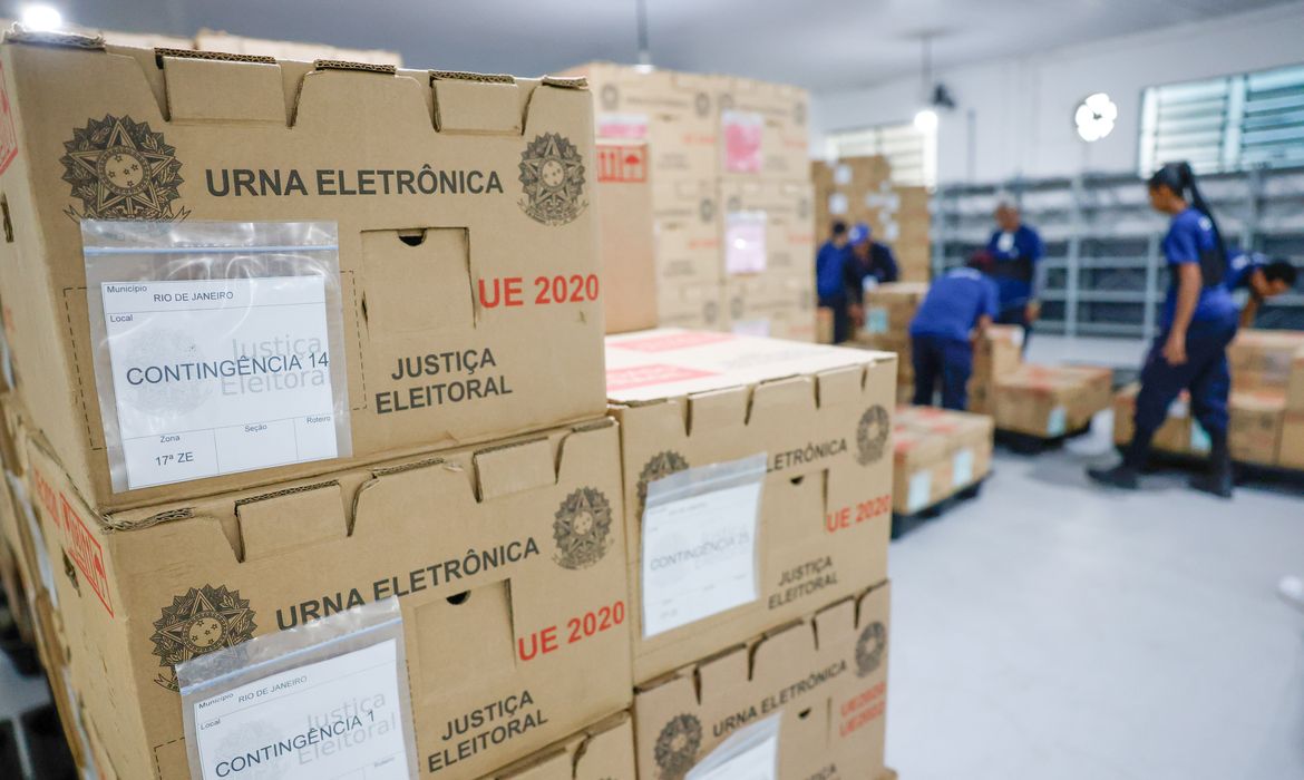 Tribunais distribuem urnas e preparam seções para eleição