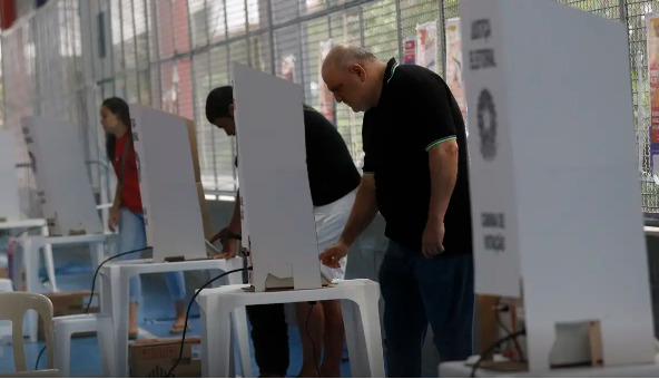 Caso haja fila nas seções de votação, a legislação estabelece públicos prioritários que podem votar antes dos demais. 