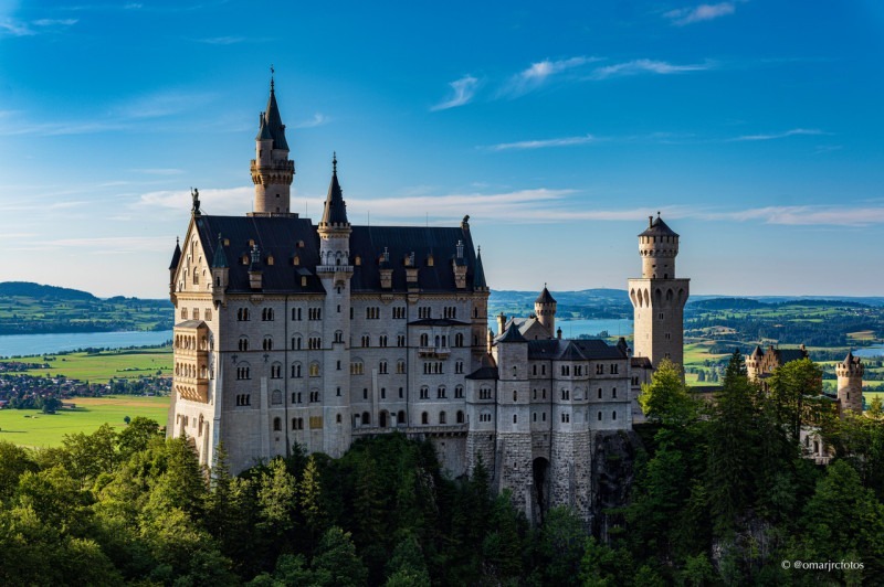 Na Alemanha , nos Alpes B&aacute;varos, a 1.000 metros de altitude, foi constru&iacute;do pelo rei Ludwig II, o rei Louco, o Castelo de Neuschwanstein, uma obra inacabada devido &agrave; morte do monarca.