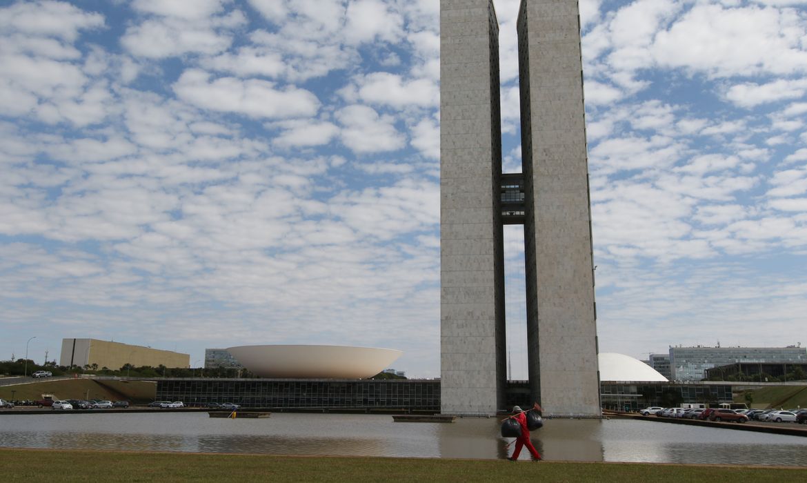 Presidente do Senado marca para terça votação do fim da escala 6x1 