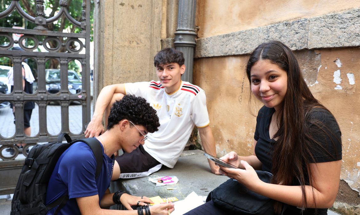 Menos numerosos em 2026, adolescentes exercem direito ao voto