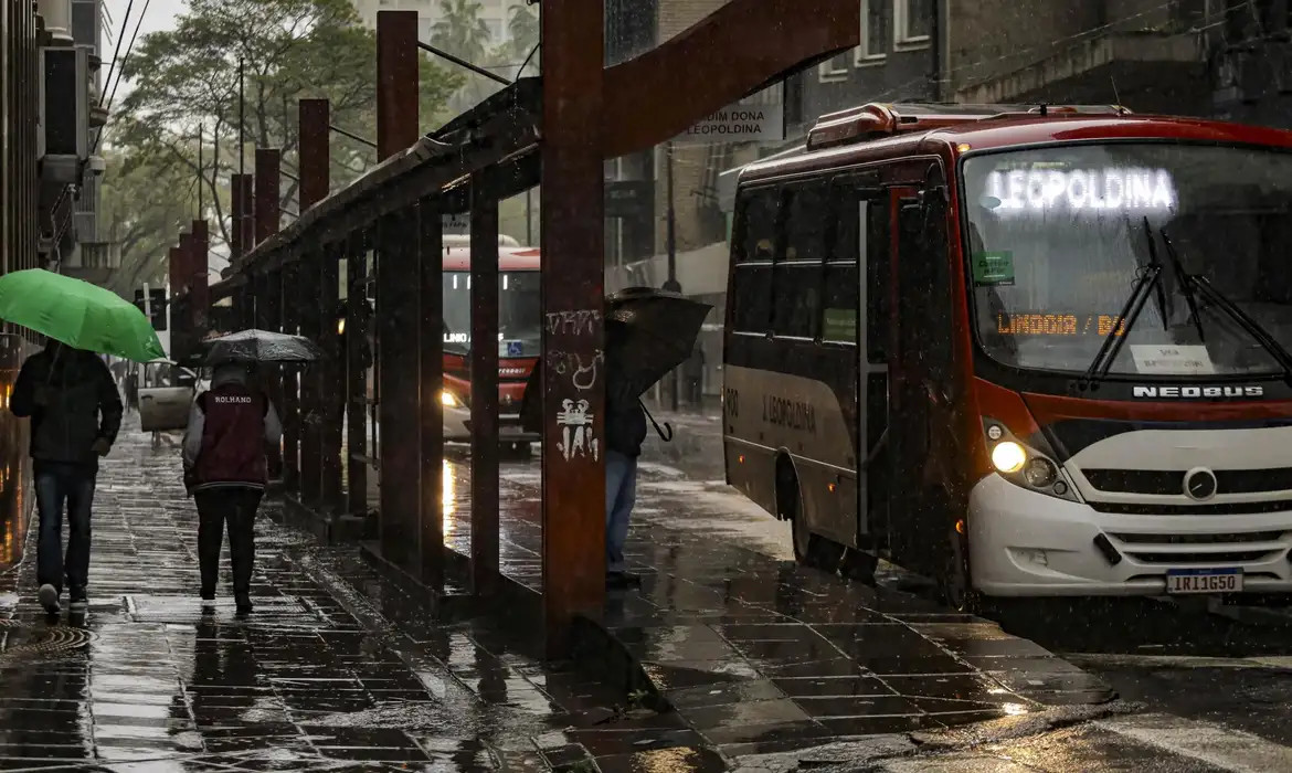 Chuva predomina neste domingo de eleição; Paraná tem alerta vermelho