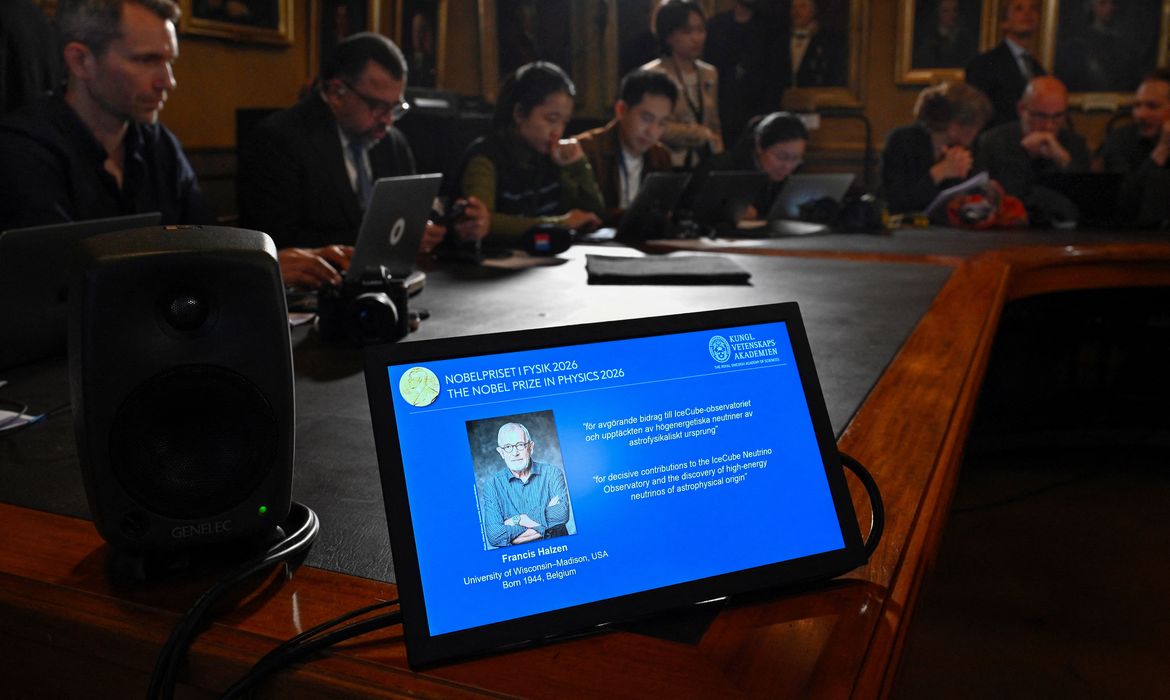 Belga que descobriu menor partícula do universo recebe Nobel da Física