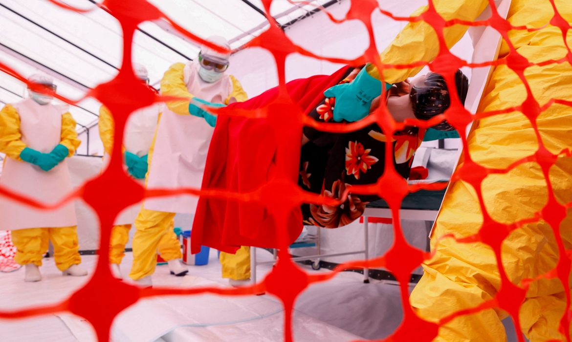 Quênia confirma primeiro caso de ebola; homem morreu após tratamento