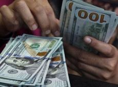 D&oacute;lar fecha abaixo de R$ 5 pela primeira vez desde maio