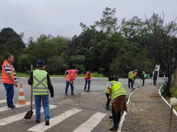  Tr&ecirc;s Barras: Limpeza urbana