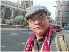 Professor Ad&atilde;o em viagem de estudos em Londres.