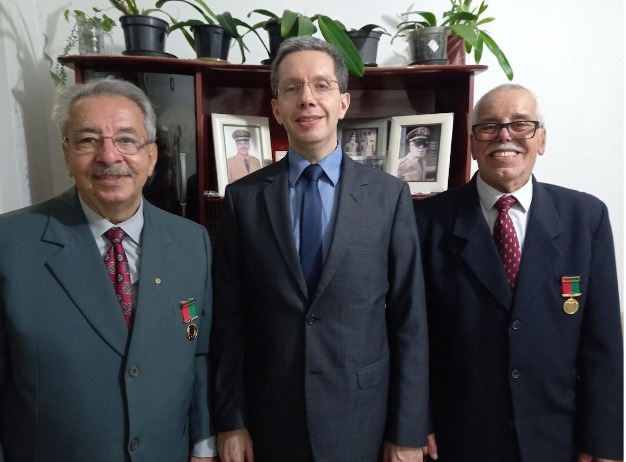 Da E para a D. Ilandir, seu filho Robson e seu irm&atilde;o Ilson. Recebimento da Medalha Lealdade e Const&acirc;ncia no 3&ordm;BPM em 25/08/2021. Acervo do Entrevistado.