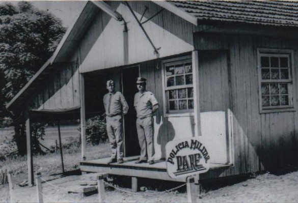 Posto de Fiscaliza&ccedil;&atilde;o de tr&acirc;nsito em Itapiranga, margens do rio Uruguai, ano de 1970. Da E para a D. Cabo Oralino Zanardi e Sargento Ilandir. Acervo do Entrevistado.