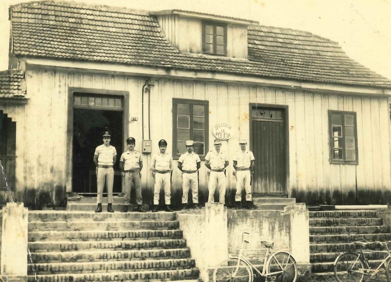 Destacamento de Papanduva na d&eacute;cada de 1970. Sargento Ilson &eacute; o primeiro da E para a D. Acervo do veterano Antenor Gon&ccedil;alves que &eacute; o quarto da E para a D.