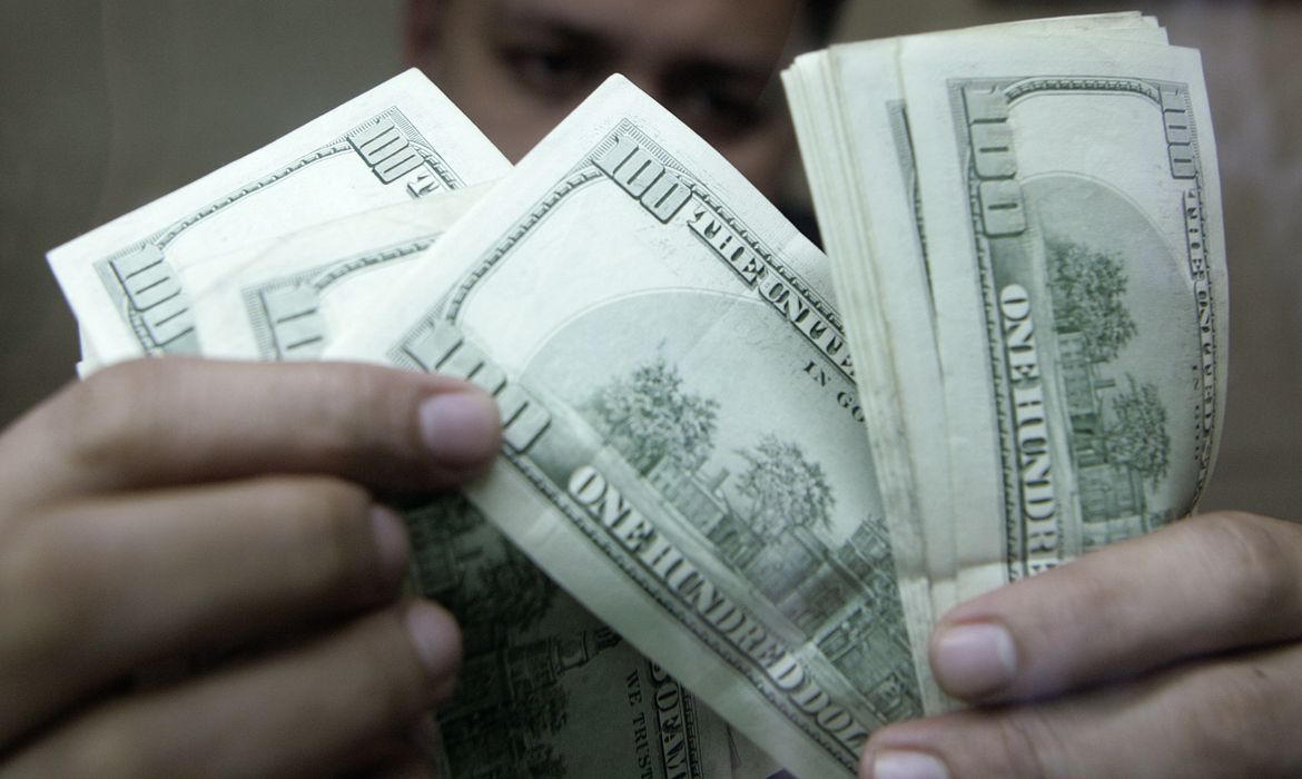 Dólar cai a R$ 4,98 e acumula perda de 4,44% na semana