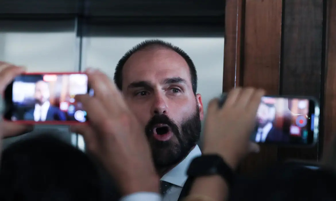 Eduardo Bolsonaro consta em lista de pena pendente de cumprimento