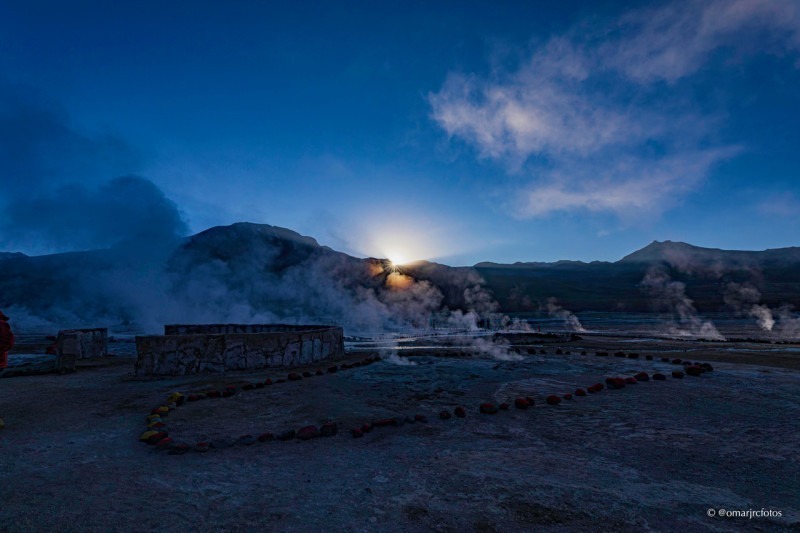 Sol nascendo Geiseres El Tatio Chile
