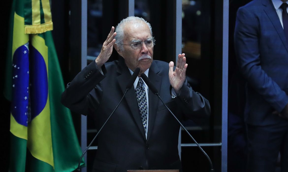 José Sarney é internado em UTI após procedimento abdominal