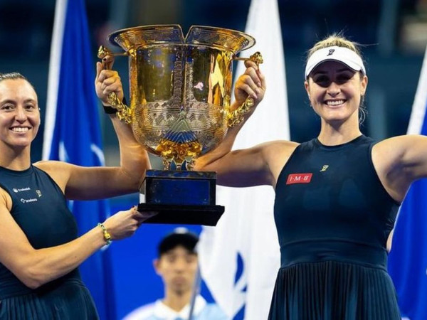 Dupla de Stefani fatura WTA 1000 de Pequim, o 5&ordm; t&iacute;tulo na temporada
