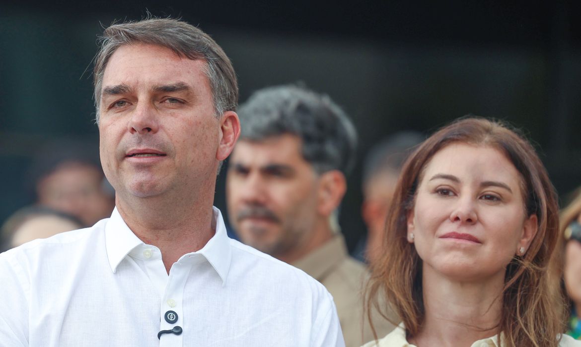Flávio Bolsonaro participa de missa na Catedral de Brasília