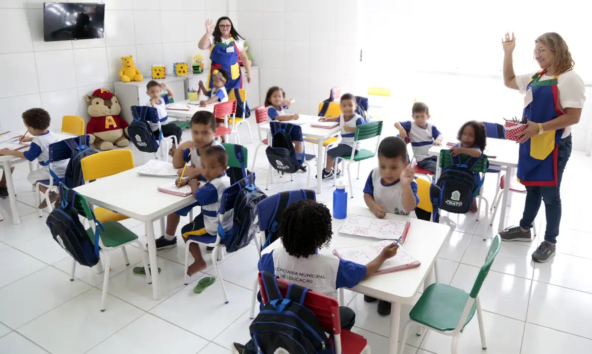 Escolha de livros didáticos para educação infantil começa nesta terça