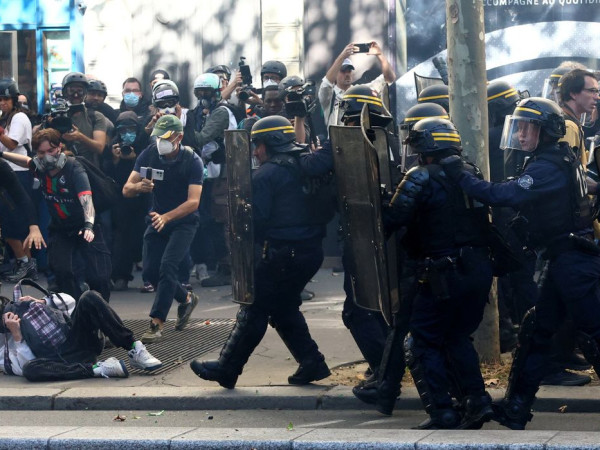 Adolescentes franceses fazem mais um dia de protestos sobre escolas