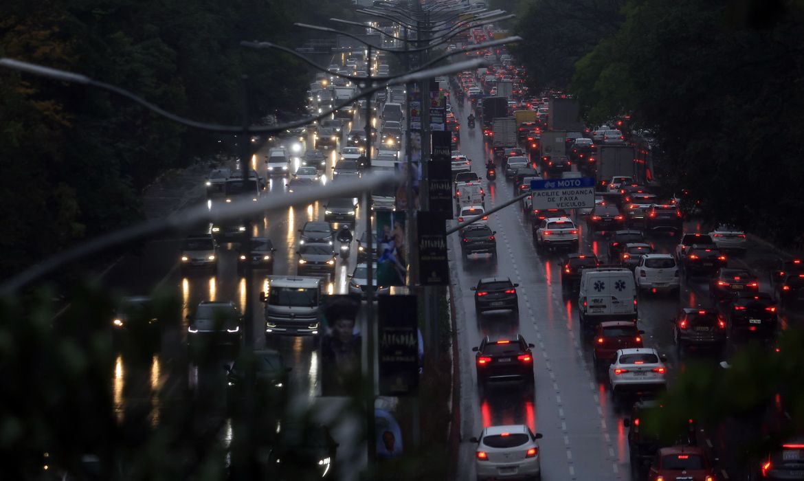 Chuva alaga ruas do centro e deixa um morto na zona norte de São Paulo