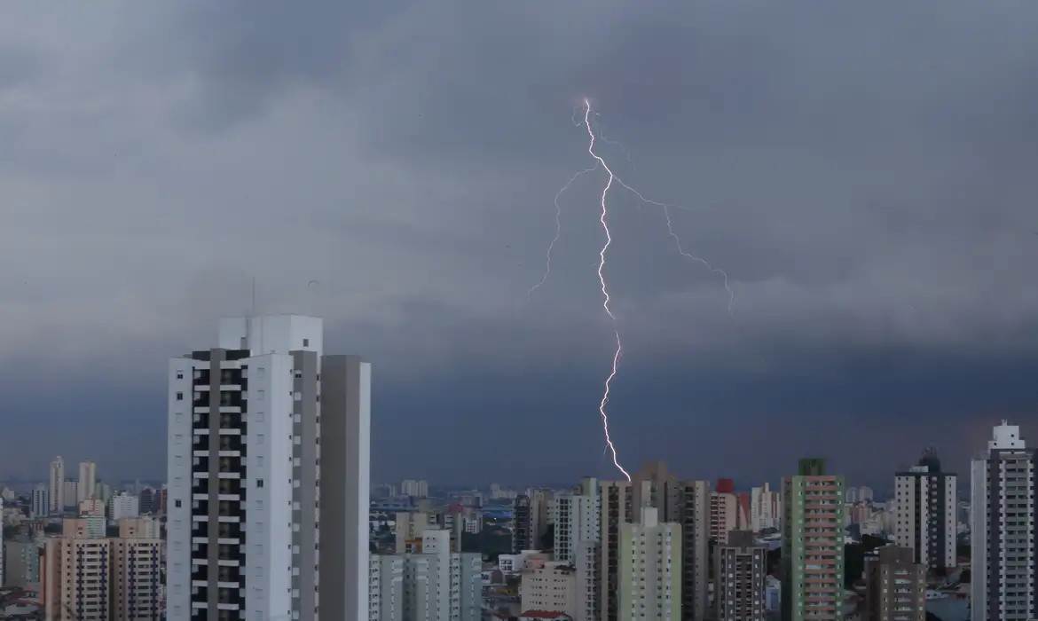 São Paulo terá mais chuvas fortes no fim da tarde desta quinta (15)