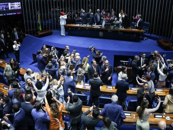 Imprensa estrangeira v&Atilde;&ordf; vit&Atilde;&sup3;ria de Lula em aprova&Atilde;&sect;&Atilde;&pound;o do fim da 6x1