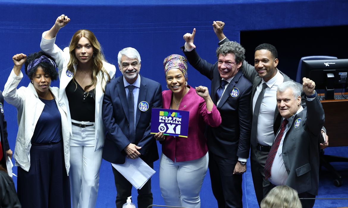 CUT elogia fim da massacrante 6x1; CNI quer revisar PEC aprovada 