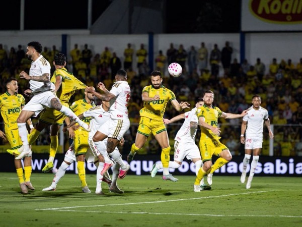 Com um a mais, Mirassol vence e complica Internacional no Brasileir&atilde;o