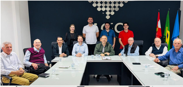 Ex-presidentes da ACIC, o atual presidente Flávio Andrei Haag, a secretária executiva Andrea de Souza e jovens empresários durante a reunião do Conselho Superior.