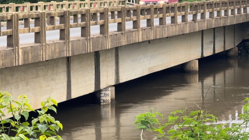 Rio baixa pouco na ponte da BR-280 