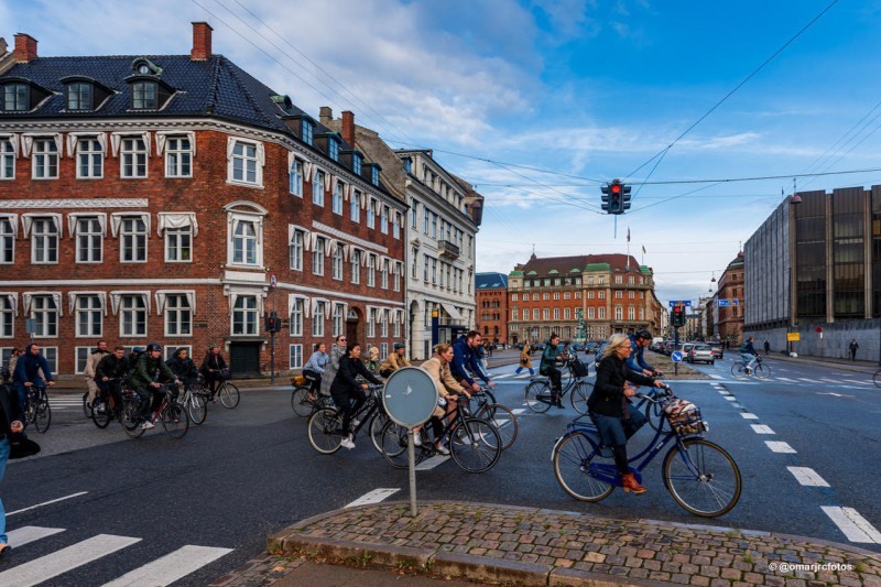 S&atilde;o cerca de 671.000 habitantes e estima-se que haja 745.000 bicicletas. Mais da metade da popula&ccedil;&atilde;o utiliza este meio de transporte, com 400 km de ciclovias exclusivas e sinalizadas. N&atilde;o se percebem engarrafamentos.