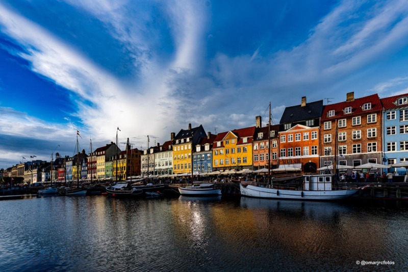 O Canal de Nyhavn (novo porto) , constru&iacute;do entre 1670 e 1675, com seu casario colorido, &eacute; uma atra&ccedil;&atilde;o. Ostenta seus caf&eacute;s e restaurantes &agrave; beira da &aacute;gua.O escritor Hans Christian Andersen viveu ali por 20 anos.