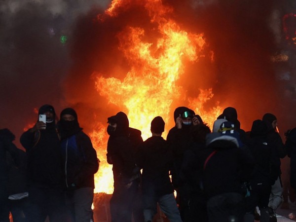 Tens&otilde;es voltam a crescer; Fran&ccedil;a contabiliza custos de protestos