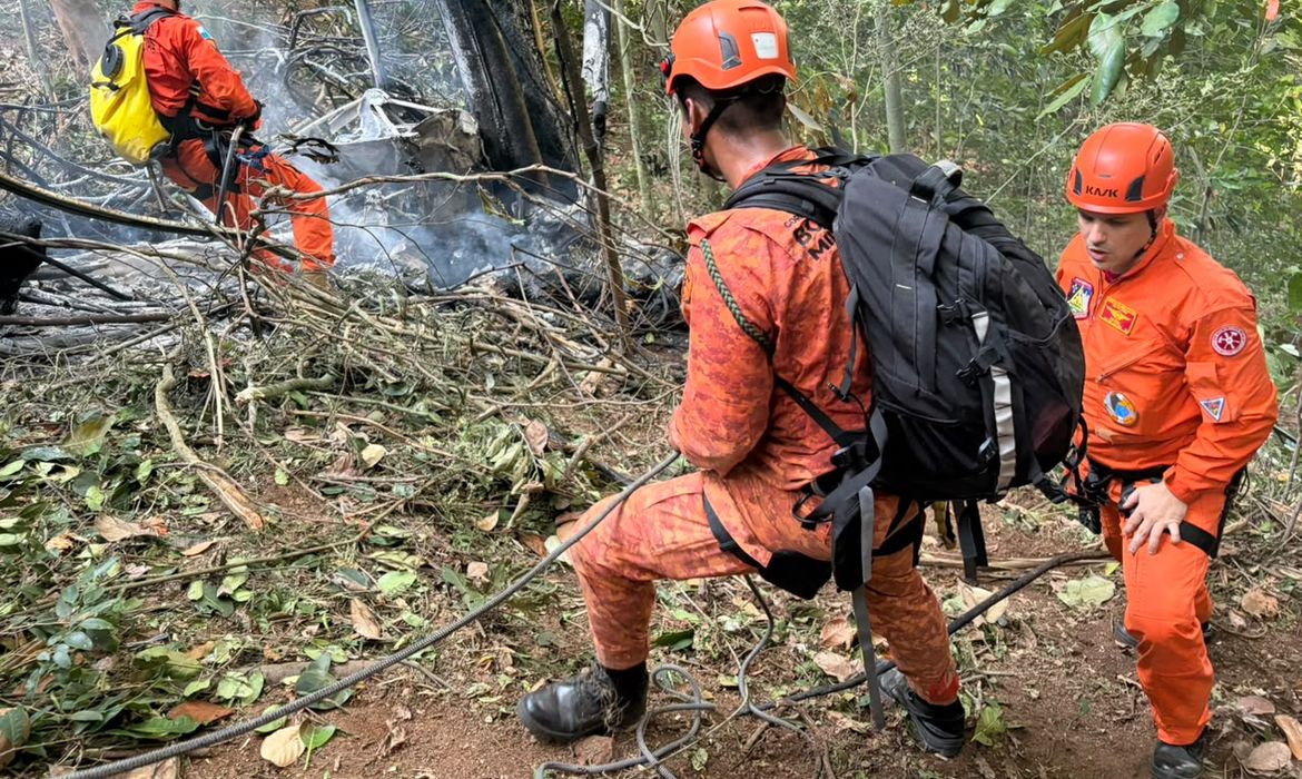 Justiça bloqueia bens de empresa por queda de helicóptero, no Rio