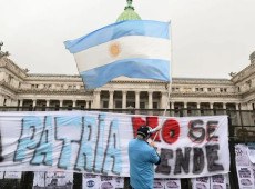 Milei lan&ccedil;a plano para demitir 21 mil servidores na Argentina 