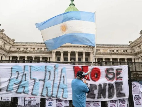 Milei lan&ccedil;a plano para demitir 21 mil servidores na Argentina 